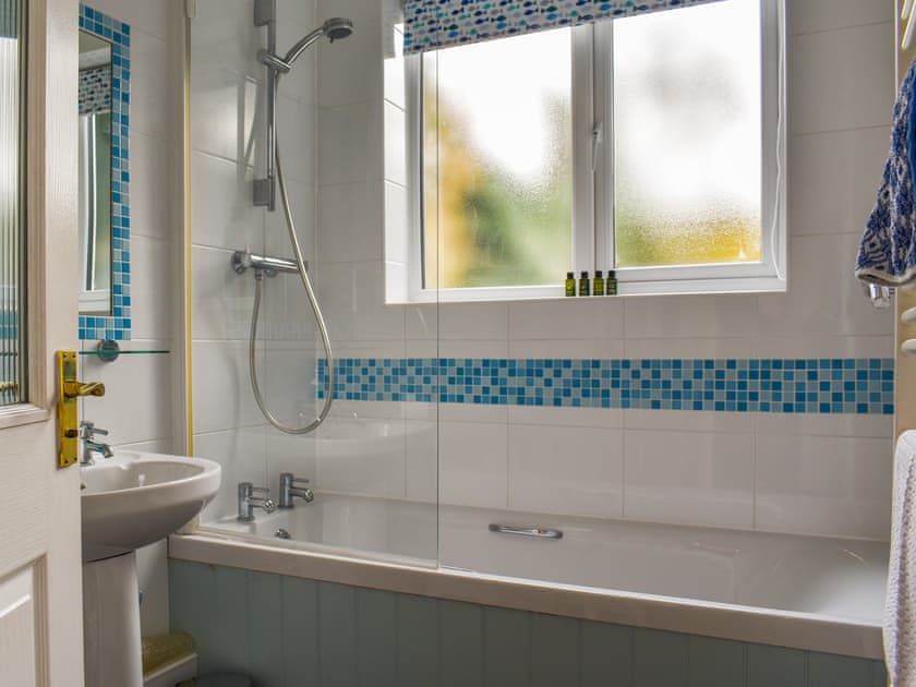 Bathroom | Lavenham Red Brick Cottage, Lavenham