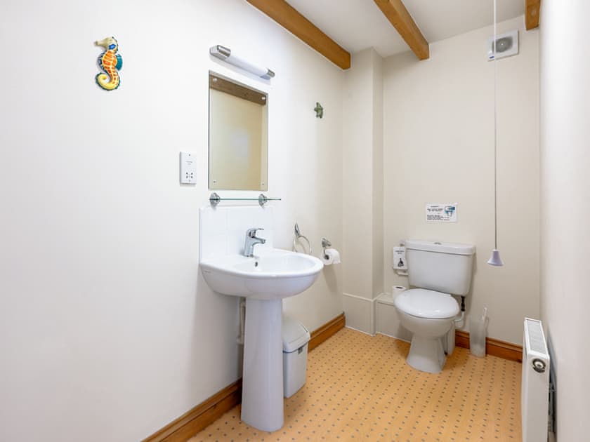Bathroom | Royale - Gables Getaways, Beaworthy