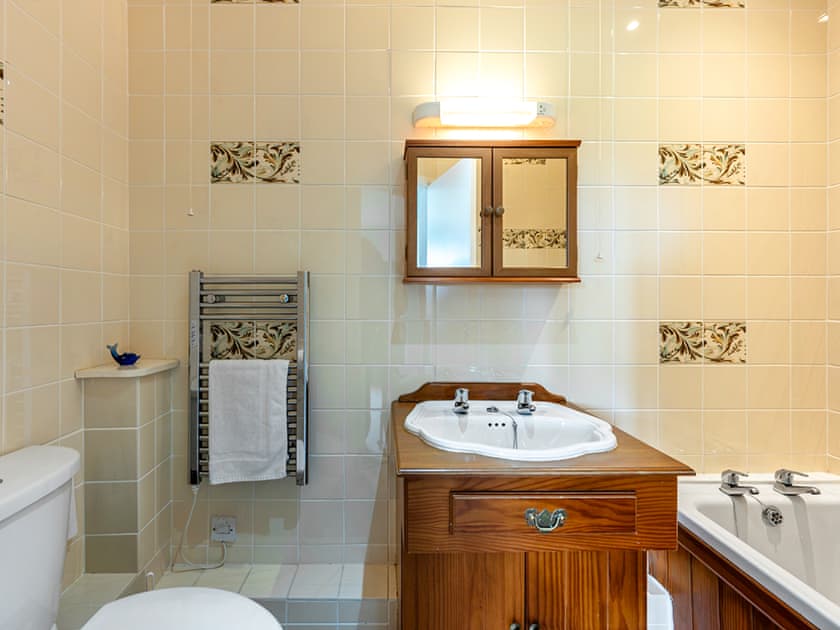 Bathroom | Paradise View - Gables Getaways, Beaworthy