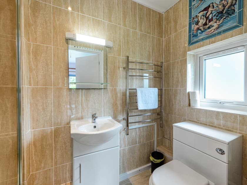 Bathroom | Paradise View - Gables Getaways, Beaworthy