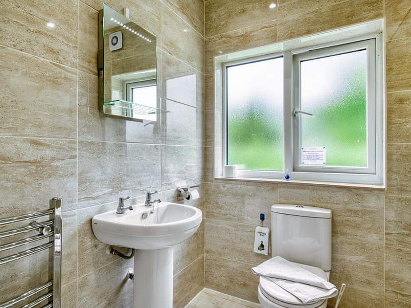 Bathroom | Paradise View - Gables Getaways, Beaworthy