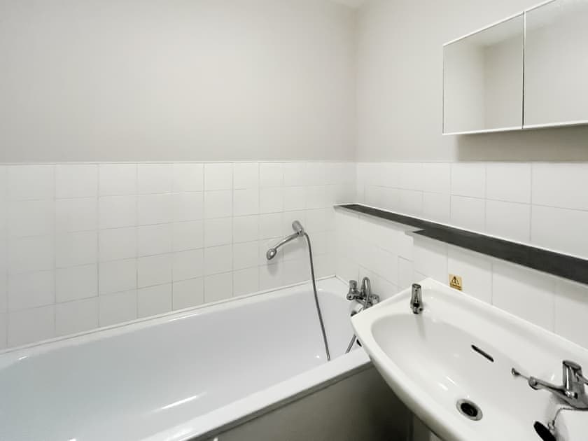 Bathroom | Studio Apartment 96 - Herstmonceux Castle Estate, Herstmonceux