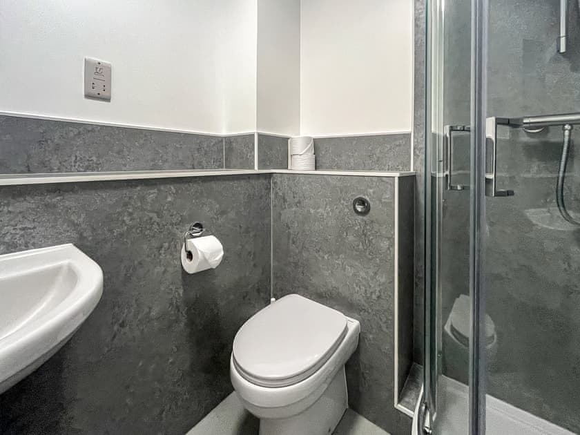 Bathroom | Apartment 103 - Herstmonceux Castle Estate, Herstmonceux