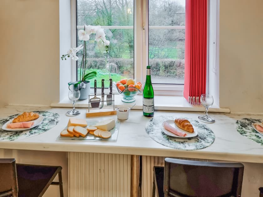 Kitchen breakfast bar | Carey Meadows, Beaworthy