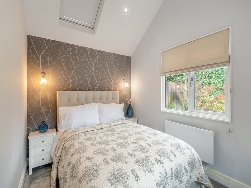 Double bedroom | Rose Cottage - Rose Escapes, Banstead