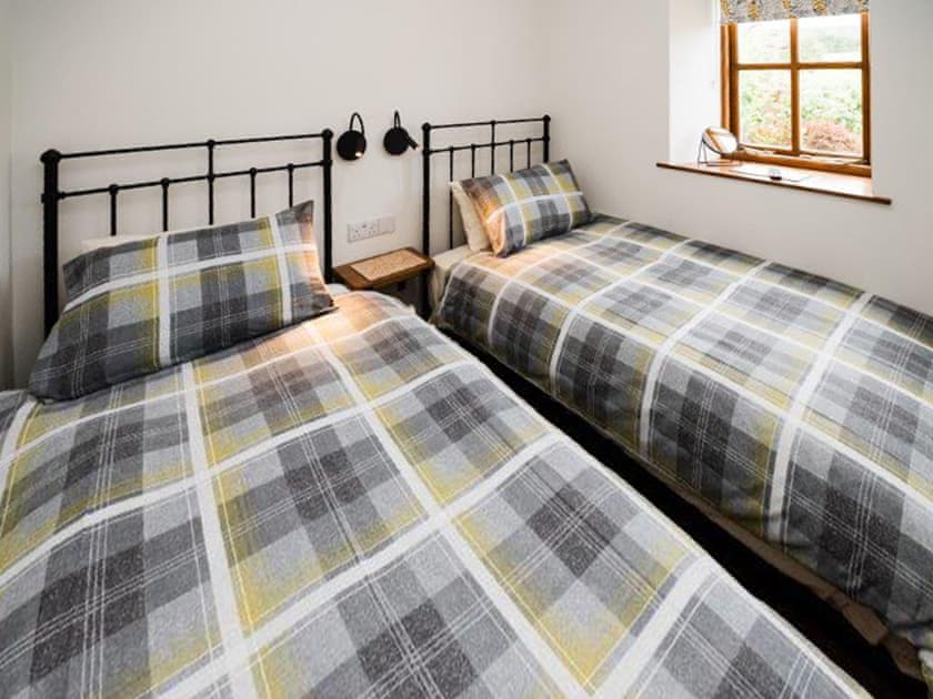 Twin bedroom | Barn Owl Cottage - Low Moor Holiday Cottages, Scalby, near Scarborough