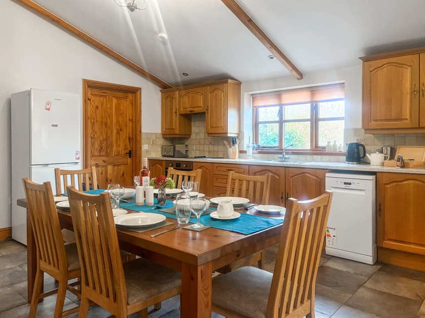 Kitchen/diner | Jones’ Granary - Jones’ Cottages, Gower
