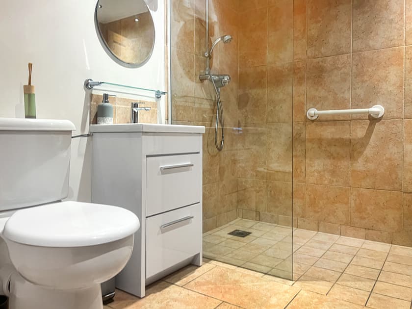 Bathroom | Jones’ Granary - Jones’ Cottages, Gower