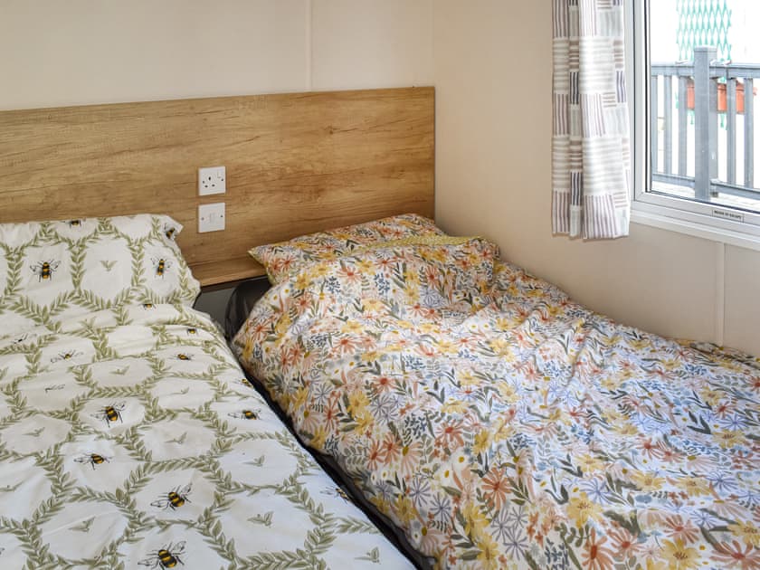 Twin bedroom | Dunroamin, Sandown