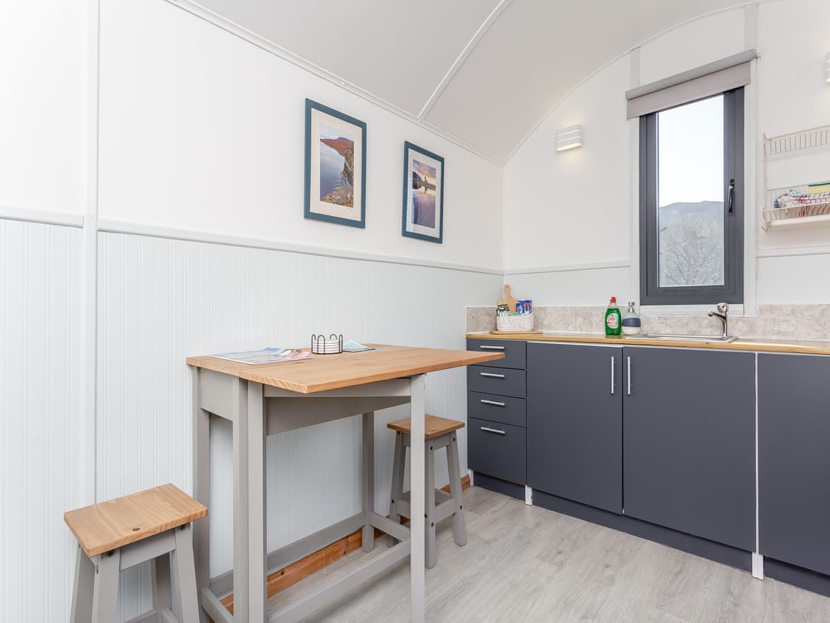 Inchnadamph Lodge properties - Shepherds Hut - Image 4
