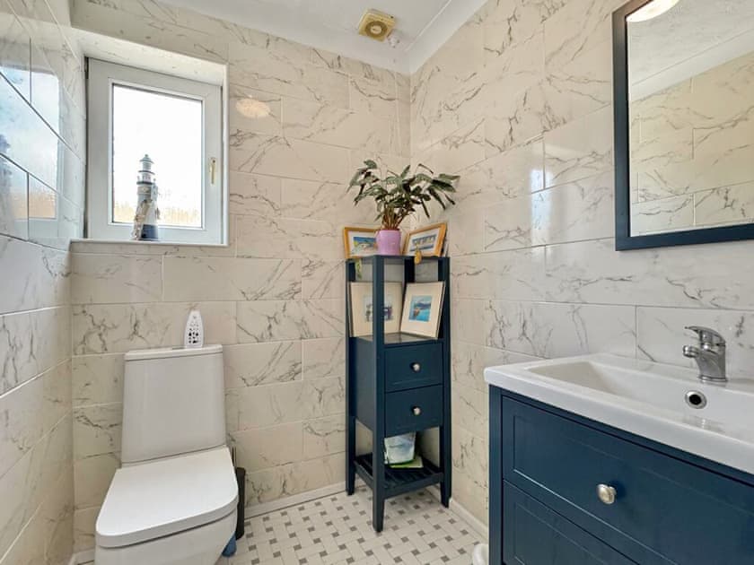 Bathroom | Broadstone Cottage, Torquay
