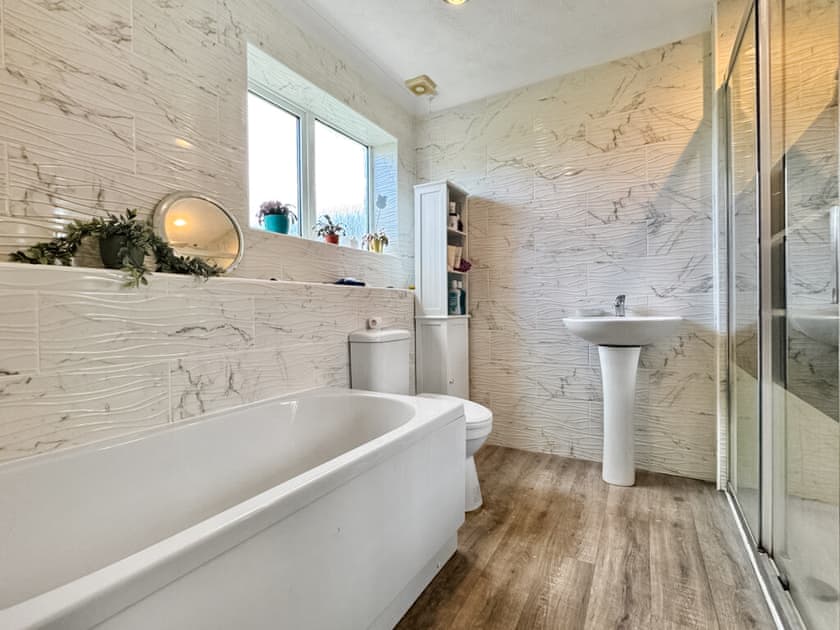 Bathroom | Broadstone Cottage, Torquay