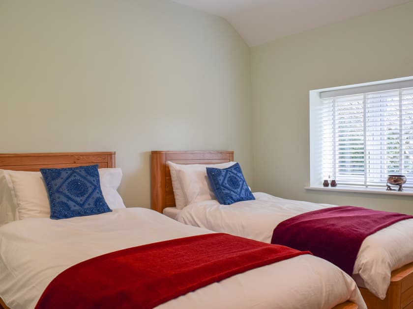 Twin bedroom | Brooklands Farm Cottage, Biggleswade