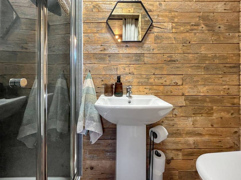 Bathroom | Honeysuckle Bale Cabin - Straw Bale Cabins, Dallas