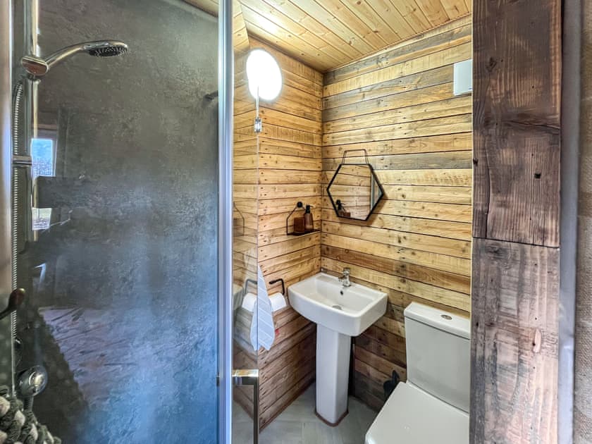 Bathroom | Willow Bale Cabin - Straw Bale Cabins, Dallas