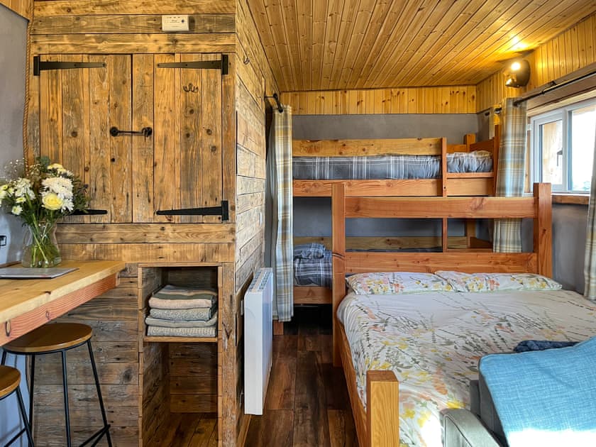 Family bedroom | Primrose Bale Cabin - Straw Bale Cabins, Dallas