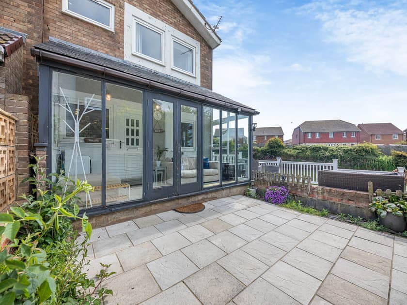 Decking and outdoor table and chairs | Water’s Edge Holiday Home, Beadnell