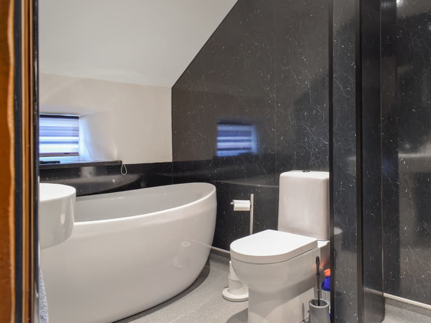 Bathroom | Honeysuckle Cottage, High Bickington