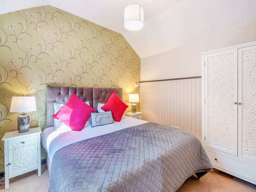 Double bedroom | Robin - Birds Farm Holidays, Colchester