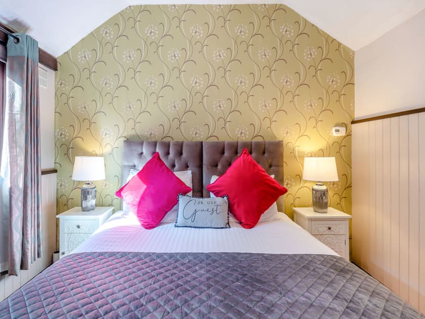 Double bedroom | Robin - Birds Farm Holidays, Colchester