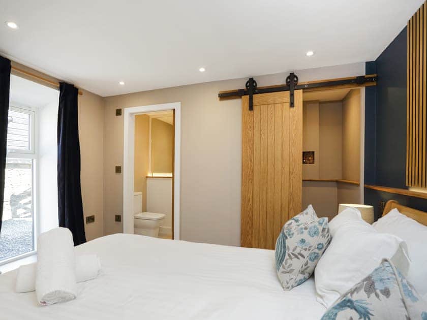 Super King bedroom with en-suite  | The Byre - Barn Escapes, Ilfracombe
