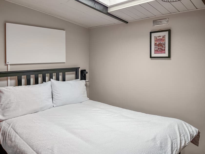 Bedroom with double bed | The Weighbridge, Clifton, near Newark