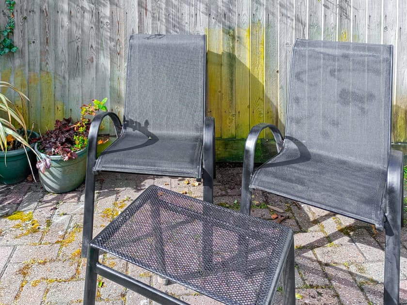 Sitting-out-area | The Olde Cottage, Hythe