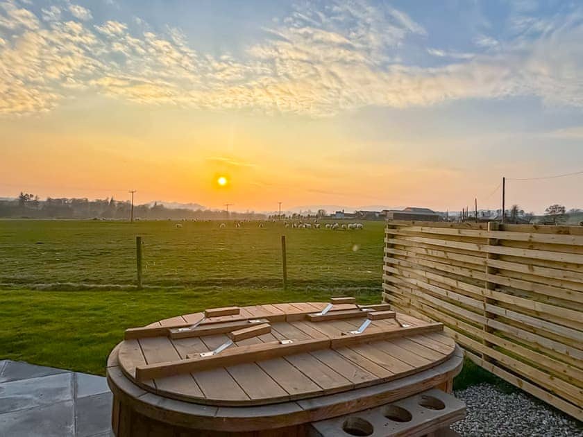 Hot tub | Coo Pod - Newton Of Inshewan Farm Pods, Forfar