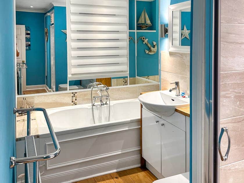 Bathroom | Glen Mhor, Glenelg