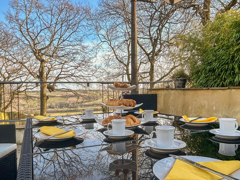Outdoor eating area | Coombe Wood Coach House, Hawkinge, near Folkestone