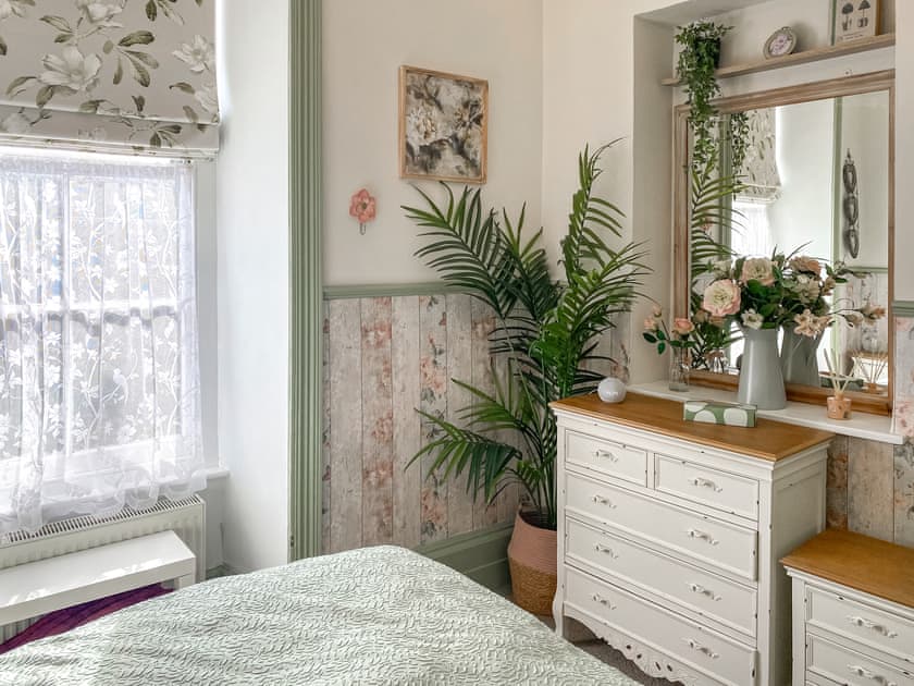 Double bedroom | Issys Cottage, Helston