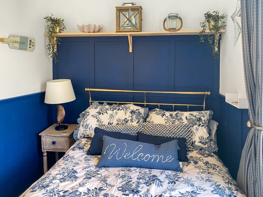 Double bedroom | Issys Cottage, Helston
