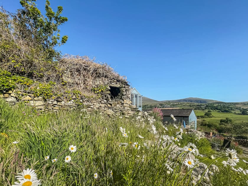 Garden and grounds | Hyfrydle Cottage, Talysarn