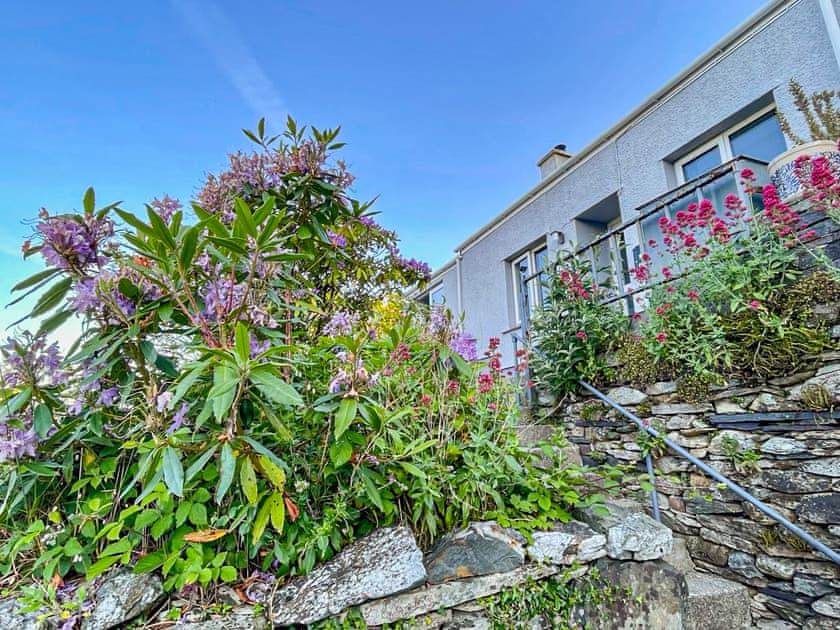 Entrance steps  | Hyfrydle Cottage, Talysarn