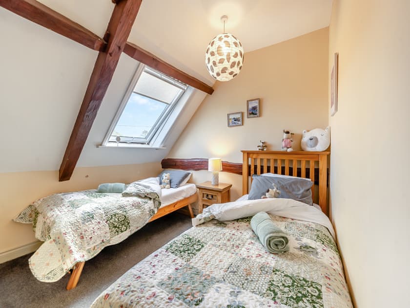 Twin bedroom | The Old Barn - Norfolk Coastal Cottages, Heacham, near Hunstanton
