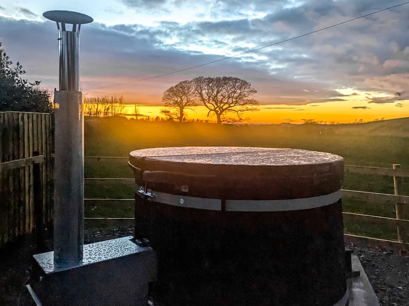 Hot tub | Meadows View Shepherd’s hut, Cockermouth