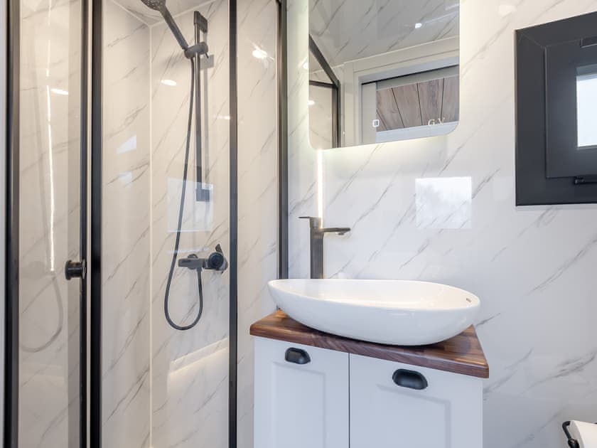 Bathroom |  Meadow Lodge - Ailby Retreats, Ailby