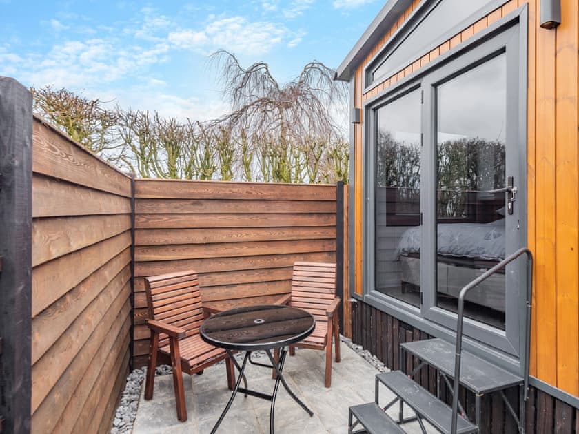 Sitting-out-area |  Meadow Lodge - Ailby Retreats, Ailby