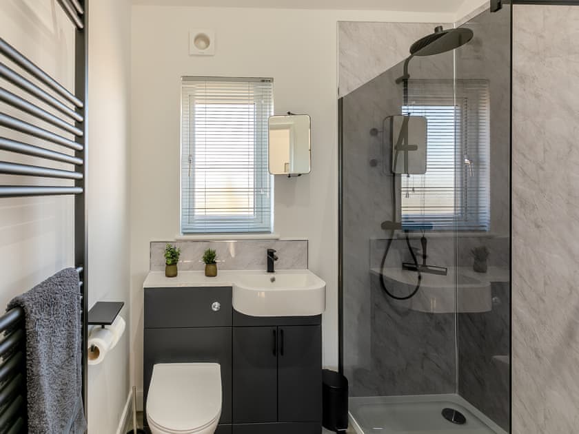 Bathroom | Lodge 2 - Fieldview Fishery, Saltfleetby