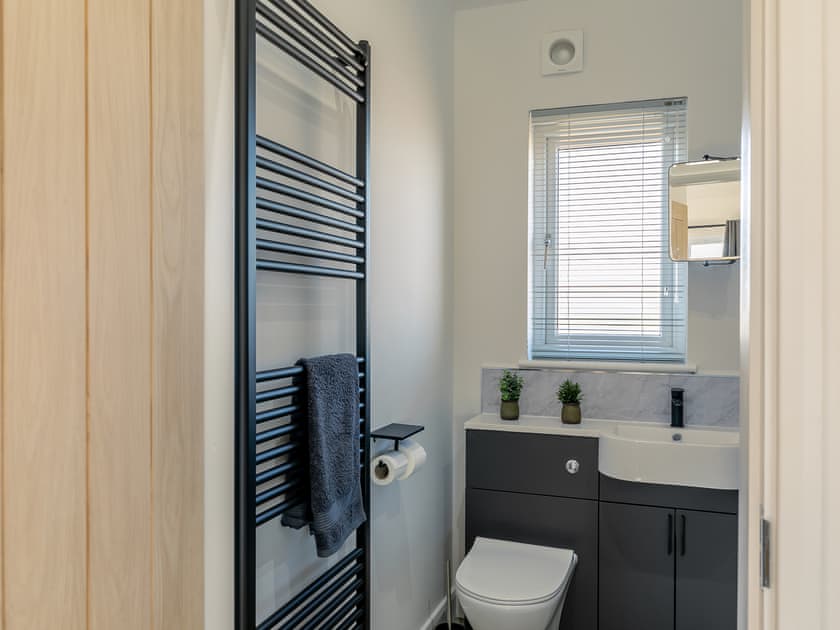 Bathroom | Lodge 2 - Fieldview Fishery, Saltfleetby