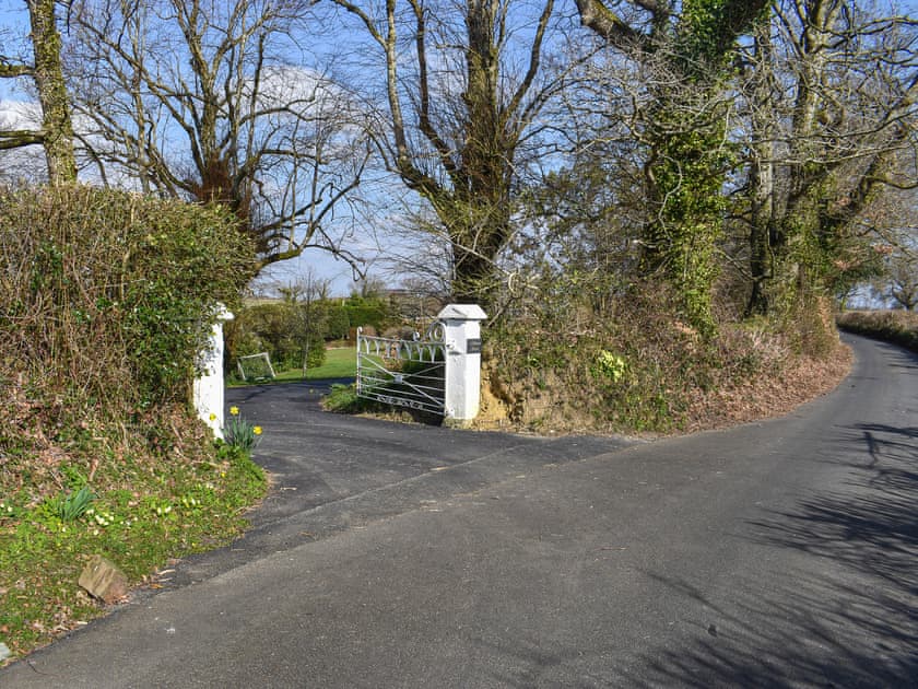 Driveway | Bumblebee Cottage - Goldburn Barns, Okehampton
