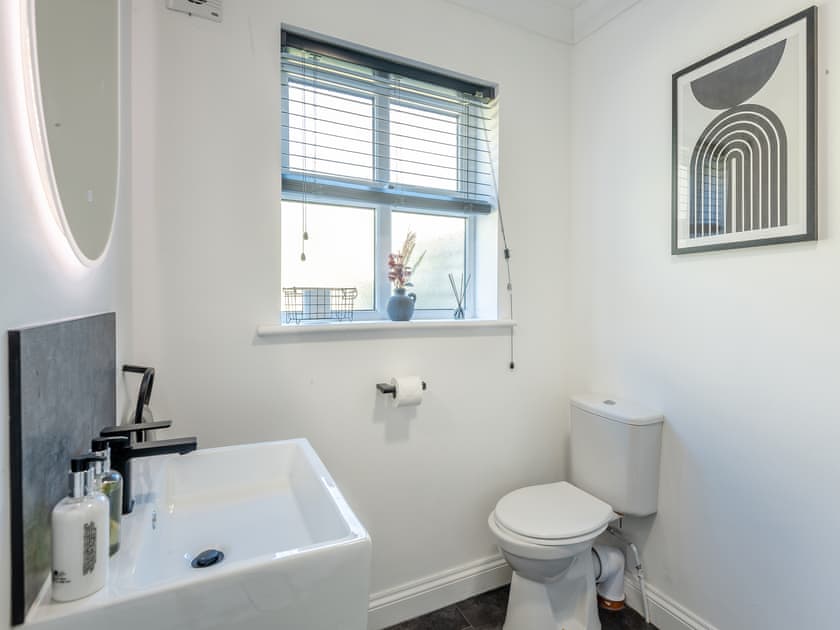 Bathroom | Fishermans Den - Everglades Caravan Park and Lodges, Denver, King’s Lynn