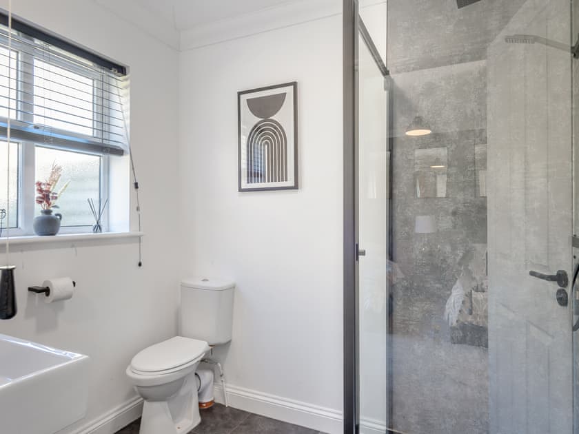 Bathroom | Fishermans Den - Everglades Caravan Park and Lodges, Denver, King’s Lynn