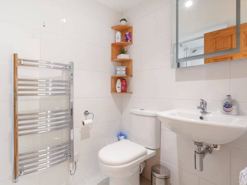 Bathroom | Court Cottage - Little Court Cottages, Gloucester