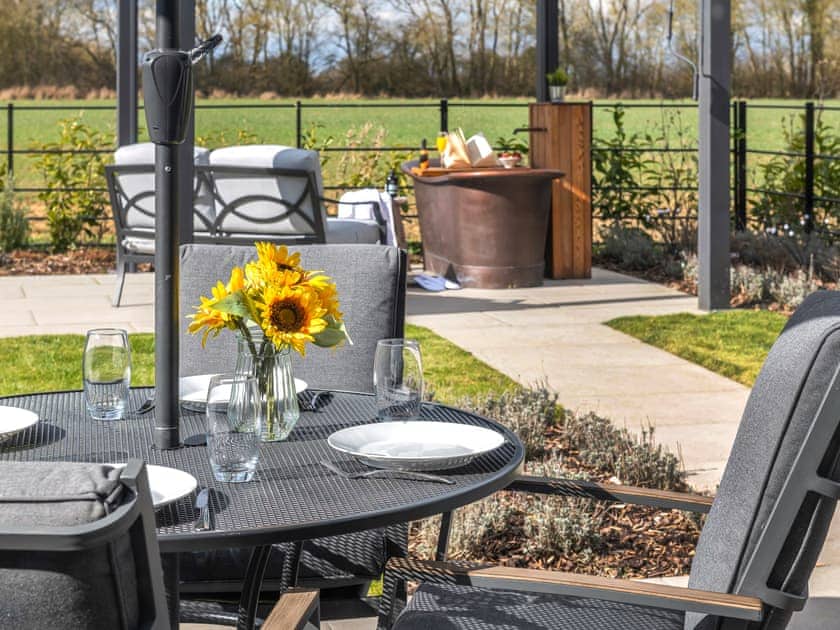 Outdoor eating area | Piglet Cottage - Wiggles and Piggles, Wimbish
