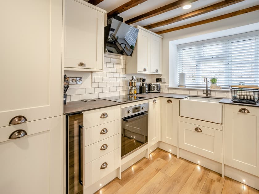 Kitchen | Mid Terrace, Llanfilo Brecon