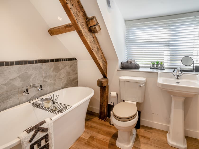 Bathroom | Mid Terrace, Llanfilo Brecon