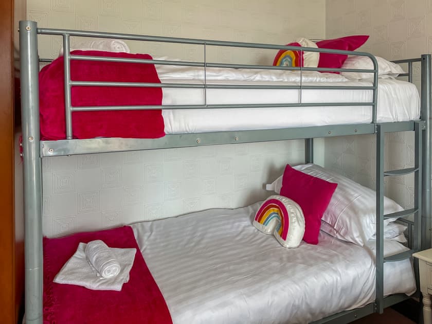 Bunk beds in family bedroom | Maes Y Wawr, Felinfoel, near Kidwelly