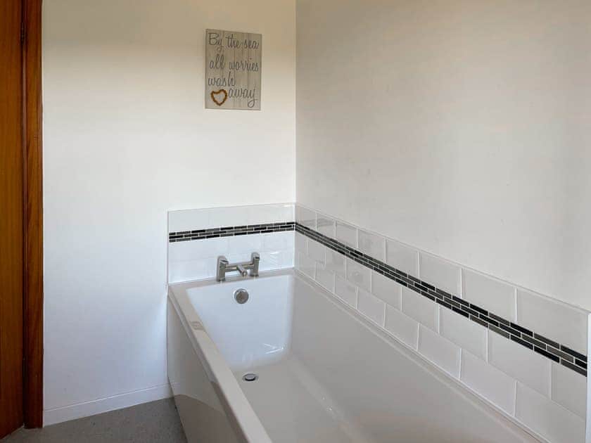 Bath in en-suite bathroom | Maes Y Wawr, Felinfoel, near Kidwelly