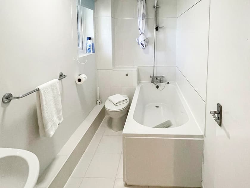 Bathroom | Bluebell Apartment - Moorhead Country Holidays, Woolfardisworthy, Clovelly